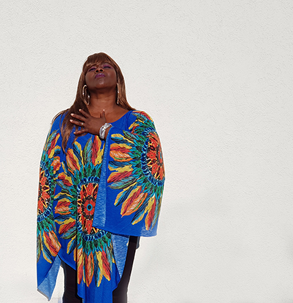 Shelia Michellé in farbenfroher Performance-Pose